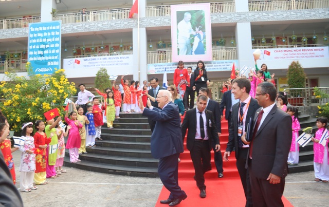 Tổng thống Israel dự thính một buổi học của học sinh TP HCM - 2
Các em học sinh Trường tiểu học Nguyễn Văn Trỗi trong trang phục áo dài truyền thống đủ màu sắc cầm trên tay quốc kỳ 2 nước Việt Nam – Israel và hoa chào đón Tổng thống