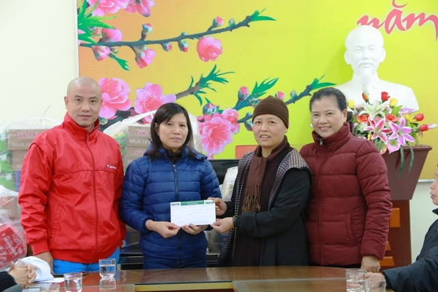 Trụ trì chùa Vũ Thạch trao những món quà ý nghĩa đến các hoàn cảnh nhân ái trên báo Dân trí - 1 Sư thầy Thích Đàm Viên cùng các Phật tử chùa Vũ Thạch trao quà và số tiền 15 triệu đồng cho Trung tâm Bảo trợ và Công tác xã hội Ninh Bình.