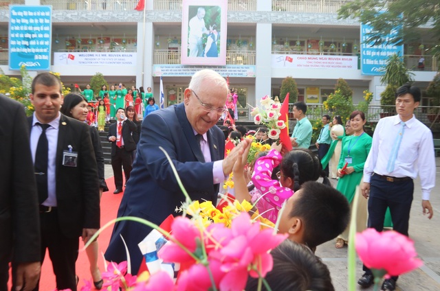 Tổng thống Israel dự thính một buổi học của học sinh TP HCM - 12 Tổng thống hết sức gần gũi khi đánh bàn tay yeah với từng em học sinh.