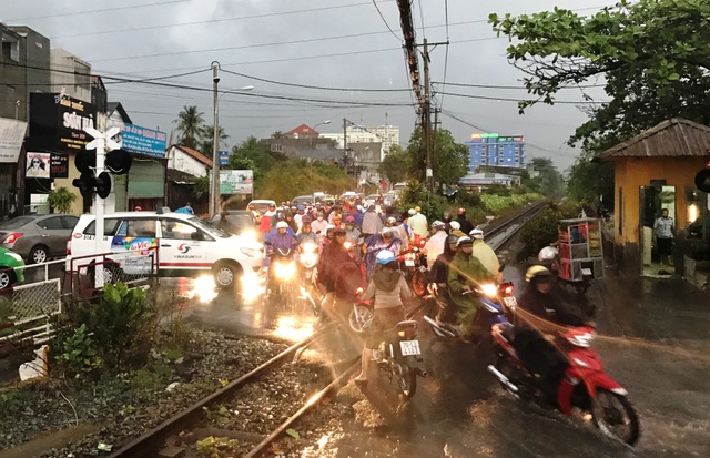 Suýt xảy ra thảm hoạ đường sắt trong cơn mưa trái mùa chiều mùng 6 Tết - 6 Sự cố khiến đoàn tàu phải dừng lại vài phút và làm giao thông qua các gác chắn phía trước bị ùn tắc.