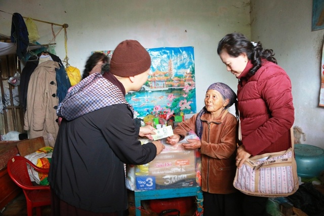 Trụ trì chùa Vũ Thạch trao những món quà ý nghĩa đến các hoàn cảnh nhân ái trên báo Dân trí - 2 Hai cụ bà Hoàng Thị Se và Hoàng Thị Sợi ở xã Tân Thành, Kim Sơn, Ninh Bình nhận quà của đoàn