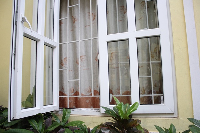 Vụ bé 2 tuổi bị ngã từ tầng 2 trường mầm non: Nhà trường nói gì? - 3 Khe cửa sổ bé Q. A lách qua khi rơi xuống từ tầng 2