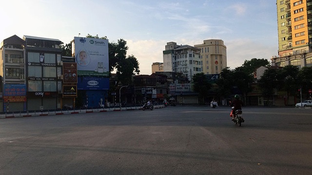 Đường phố trung tâm Hà Nội vắng vẻ trong ngày đầu nghỉ lễ - 8
Ngã tư Nguyễn Chí Thanh - Đê La Thành.