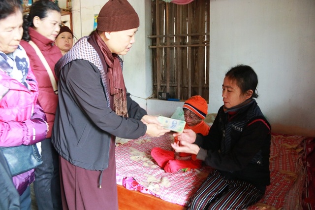 Trụ trì chùa Vũ Thạch trao những món quà ý nghĩa đến các hoàn cảnh nhân ái trên báo Dân trí - 3 Em Đinh Hữu Tài 17 tuổi chỉ nặng 9kg, thân hình như đứa trẻ lên 3, phủ 1 lớp da khô như vỏ cây cùng mẹ bị bệnh nhiễm độc máu được Sư thầy Viên thăm hỏi và trao tận tay những món quà ý nghĩa cho gia đình.