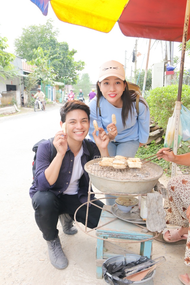 Khả Như rủ Sơn Ngọc Minh cùng “rong chơi” trước Tết - 6 Thưởng thức món chuối nướng đặc sản của Hậu Giang