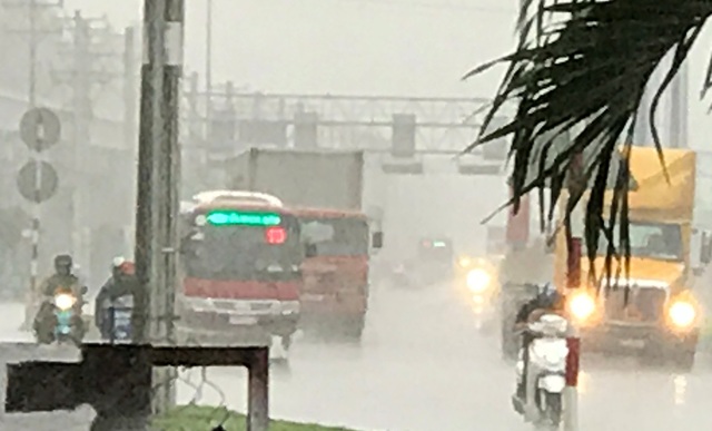 Ngày thứ 4 liên tiếp, Sài Gòn có mưa trái mùa cực lớn - 5 Xa lộ Hà Nội, cửa ngõ phía Đông TPHCM mờ mịt trong màn mưa chiều mùng 7 Tết Đinh Dậu (ngày 3/2).