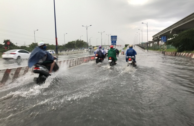 Ngày thứ 4 liên tiếp, Sài Gòn có mưa trái mùa cực lớn - 4 Ngập sâu ở đầu cầu Rạch Chiếc, trên xa lộ Hà Nội, quận Thủ Đức trong cơn mưa trái mùa chiều mùng 8 Tết.