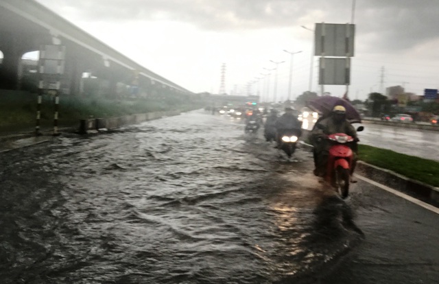 Ngày thứ 4 liên tiếp, Sài Gòn có mưa trái mùa cực lớn - 3 Cơn mưa chiều mùng 8 Tết (ngày 4/2) khiến nhiều khu vực ở TPHCM ngập sâu trong biển nước. Hình ảnh này không ai nghĩ rằng đang giữa thời điểm vẫn còn không khí Tết Nguyên đán.