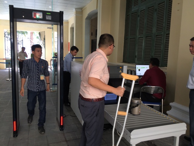 Vào trụ sở UBND TPHCM phải đi qua cổng từ, máy soi - 4
Một số hình ảnh kiểm tra khách ra vào trụ sở UBND TPHCM sáng 31/3.