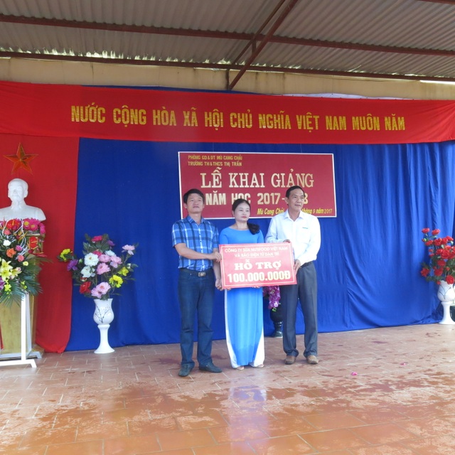 Đón khai giảng nơi tâm lũ quét Mù Cang Chải - 10
Để giúp đỡ nhà trường khắc phục các thiệt hại vì lũ quét, ông Lê Nguyên Hòa, Phó Chủ tịch HĐQT Công ty Sữa Nutifood (ngoài cùng bên phải) phối hợp với báo Dân trí đã trao 100 triệu đồng sửa chữa phòng học đến cô Phạm Thị Thủy, Hiệu trưởng Trường TH và THCS thị trấn Mù Cang Chải