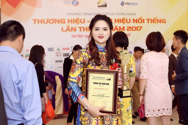 Bio Cosmetics có trong danh sách 100 Thương hiệu nhãn hiệu nổi tiếng Việt Nam 2017 - 1 Bà Đỗ Việt Hươn gnhận giải trên sân khấu Thương hiệu nhãn hiệu nổi tiếng