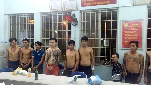 Băng nhóm bảo kê mại dâm nam trước trường ĐH Bách Khoa bị triệt phá - 1 Các bị can trong đường dây bảo kê mại dâm nam chuẩn bị hầu tòa.