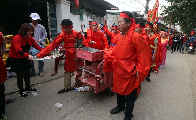 Người dân Ném Thượng tiếp tục chém lợn trong nhà kín - 6
Trong quá trình rước ông ỉn, người dân Ném Thượng đứng rất đông hai bên đường để được diện kiến và mừng tuổi cho ông ỉn.