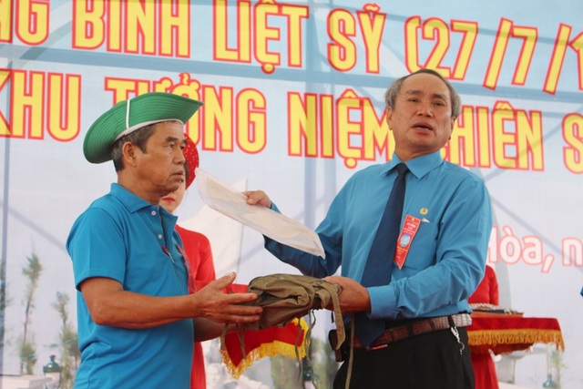 Khu tưởng niệm chiến sĩ Gạc Ma - Một biểu tượng của ý chí quật cường - 3 Ông Nguyễn Hòa, Thành viên Ban quản lý Khu tưởng niệm Chiến sĩ Gạc Ma, tiếp nhận di vật, tư liệu về chiến sĩ Gạc Ma