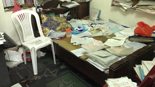Hơn 13 năm, 10 phiên tòa mòn mỏi đi đòi một mảnh đất: Có bỏ lọt “tội phạm”? - 9 Hồ sơ của ông được bày khắp phòng nhưng cũng rất cẩn thận trong việc sắp đặt từng chi tiết vụ việc, các văn bản liên quan...