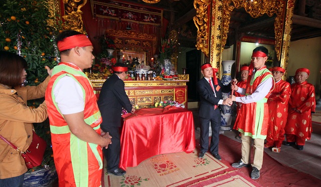 Người dân Ném Thượng tiếp tục chém lợn trong nhà kín - 9 Hai ông thủ đao nhận đao của các bô lão sau khi làm lễ.