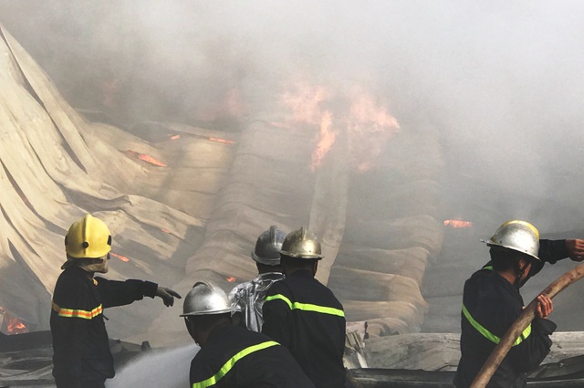 Cháy dữ dội kho phế liệu rộng 500 m2 giữa khu dân cư - 3