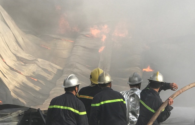Cháy dữ dội kho phế liệu rộng 500 m2 giữa khu dân cư - 5