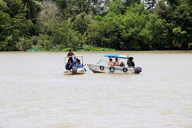 Tìm thấy thi thể 2 mẹ con mất tích trên sông Sài Gòn - 2 Thi thể hai mẹ con được tìm thấy cách hiện trường khoảng 1,5km.