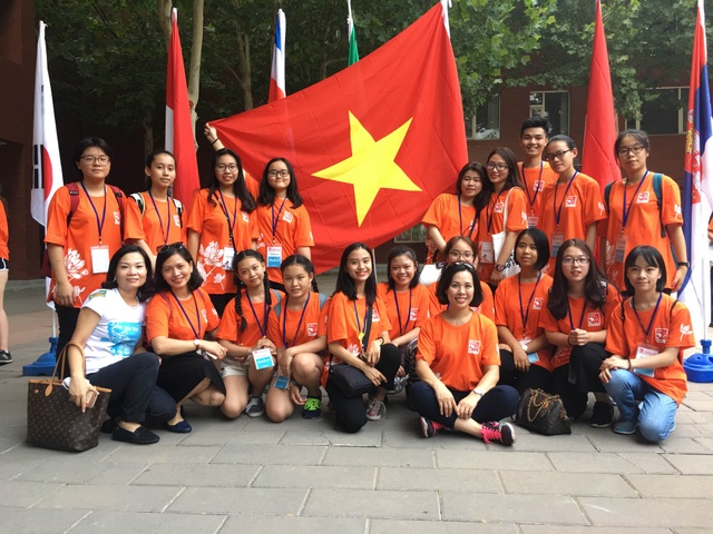Khâm phục sự bứt phá của nữ sinh mồ côi cha - 2 Minh Anh (hàng trên, thứ 4 từ trái qua) tại Trại hè Quốc tế 2017 diễn ra tại Bắc Kinh, Trung Quốc