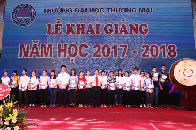 ĐH Thương Mại trao gần 4 tỷ đồng học bổng cho tân sinh viên trong Lễ khai giảng - 3
Các tân sinh viên ĐH Thương mại nhận học bổng