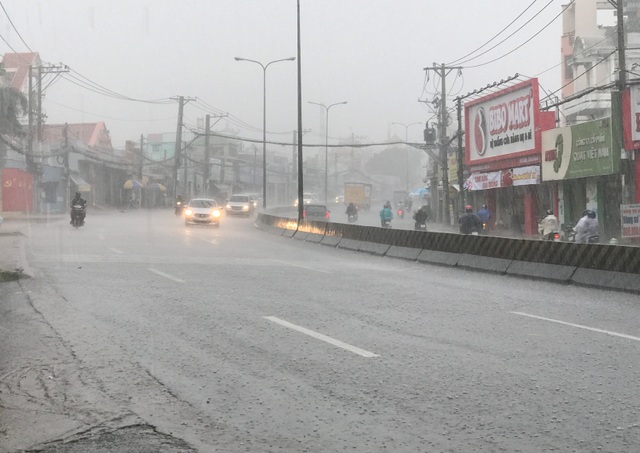 Sài Gòn lại có mưa trái mùa trên diện rộng - 1