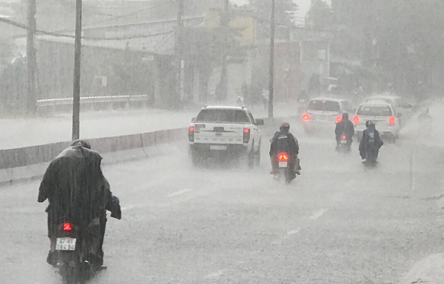 Sài Gòn lại có mưa trái mùa trên diện rộng - 2 Cơn mưa trái mùa cực lớn kéo dài hơn nửa giờ chiều 26/2 tại nhiều khu vực ở TPHCM và các vùng lân cận.
