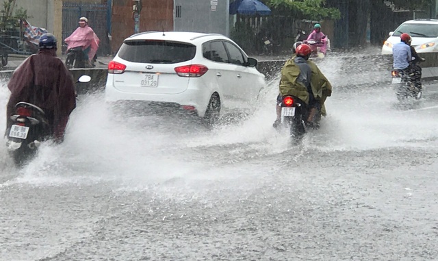 Sài Gòn lại có mưa trái mùa trên diện rộng - 3 Sài Gòn lại có mưa trái mùa trên diện rộng - 3
