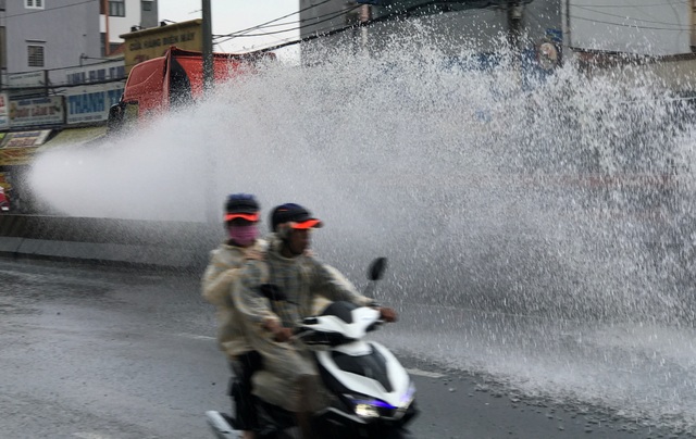 Sài Gòn lại có mưa trái mùa trên diện rộng - 6 Sài Gòn lại có mưa trái mùa trên diện rộng - 6