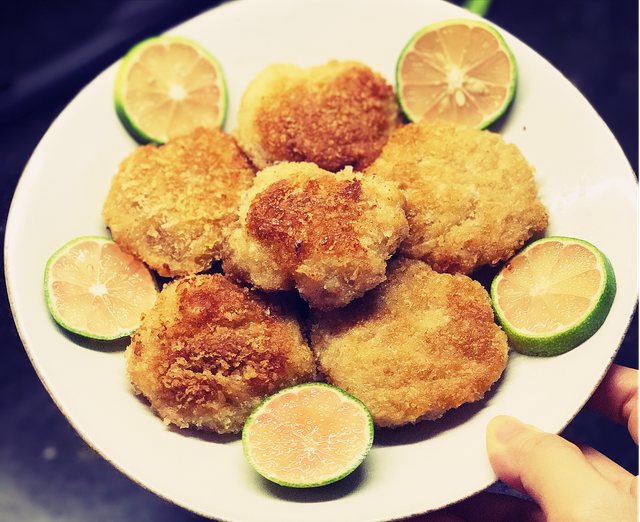 Chả tôm Thái chuẩn vị - 5
Chả tôm ăn kèm nước chấm chua ngọt của Thái Lan (có bán sẵn trong siêu thị) sẽ ngon hơn, ngoài ra cũng có thể chấm nước mắm tỏi ớt hoặc tương ớt - tương cà chua.