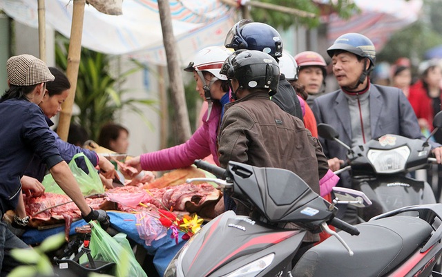Ách tắc kinh hoàng tại chợ Viềng trước giờ khai hội - 9 Mặc dù tắc đường nhưng nhiều người dân vẫn cố nán lại để mua bằng được một vài kg thịt bê đặc sản tại phiên chợ Viềng.