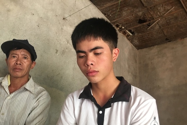 Gia cảnh khó khăn của cậu học trò khuyết tật đạt 30 điểm khối B - 1
Em Lê Hữu Hiếu - học sinh trường THPT Yên Định 1 giành 30 điểm khối B.