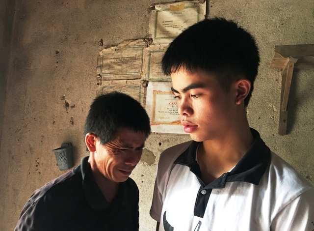 Gia cảnh khó khăn của cậu học trò khuyết tật đạt 30 điểm khối B - 3 Biết con đậu điểm cao, nhưng anh Lê Hữu Hưng lại lo lắng thay vì vui mừng