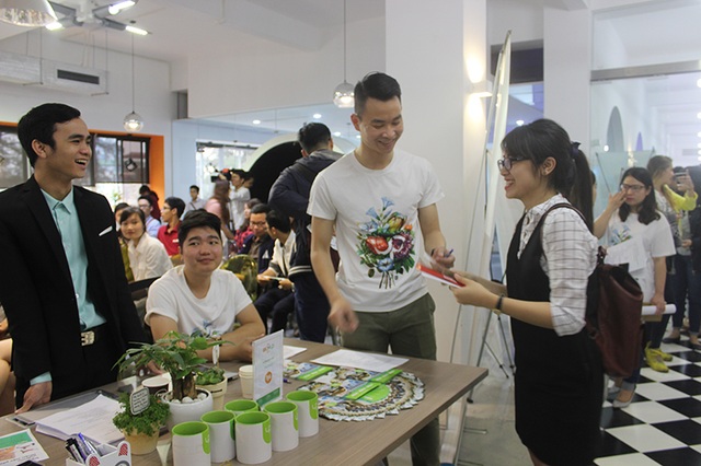 Cơ hội khởi nghiệp và việc làm cho sinh viên đang rộng mở - 2 Các bạn sinh viên có cơ hội trực tiếp tìm hiểu về các doanh nghiệp uy tín trong nước