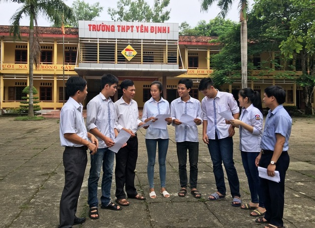 Gia cảnh khó khăn của cậu học trò khuyết tật đạt 30 điểm khối B - 9 Ban giám hiệu nhà trường gặp gỡ, chúc mừng và động viên học trò sau kỳ thi