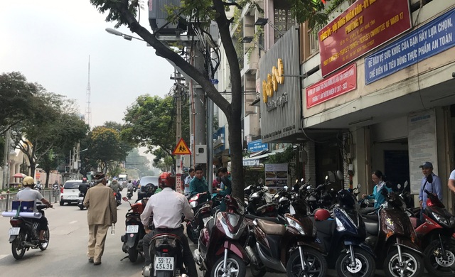 Xe biển xanh, xe máy “nuốt gọn” vỉa hè - 2
Toàn bộ vỉa hè trước trụ sở UBND phường 17, quận Bình Thạnh trên đường Xô Viết Nghệ Tĩnh bị cơ quan này chiếm dụng để đậu xe.