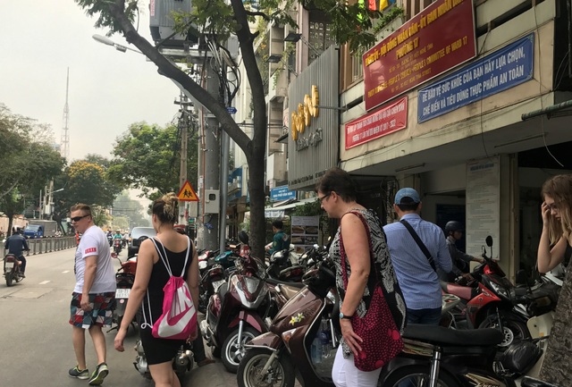 Xe biển xanh, xe máy “nuốt gọn” vỉa hè - 3
Người đi bộ, trong đó không ít du khách nước ngoài, ngán ngẩm khi buộc phải đi xuống lòng đường.