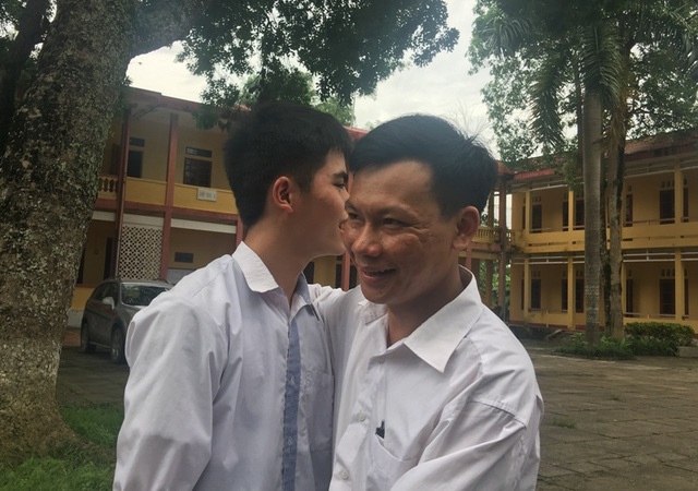 Gia cảnh khó khăn của cậu học trò khuyết tật đạt 30 điểm khối B - 7 Thầy Trịnh Văn Hùng động viên cậu học trò của mình