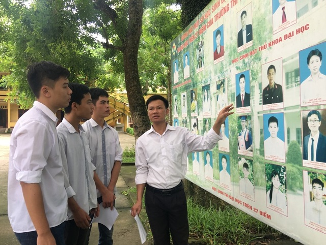 Gia cảnh khó khăn của cậu học trò khuyết tật đạt 30 điểm khối B - 8 Thầy Hùng nhắn nhủ thêm với học trò của mình về những tấm gương của các anh chị cùng trường đã thành đạt