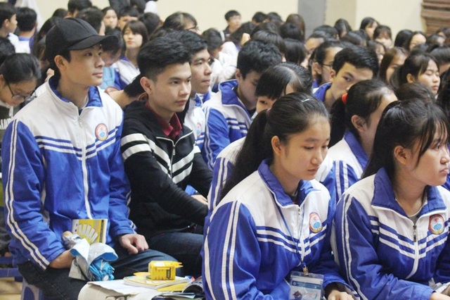 Hơn 3.000 học sinh tham gia tư vấn tuyển sinh - 2 Hơn 3 nghìn học sinh THPT tại Thanh Hóa được giải đáp nhiều kiến thức liên quan đến kỳ thi THPT quốc gia 2017 và xét tuyển vào các trường ĐH, CĐ năm 2017