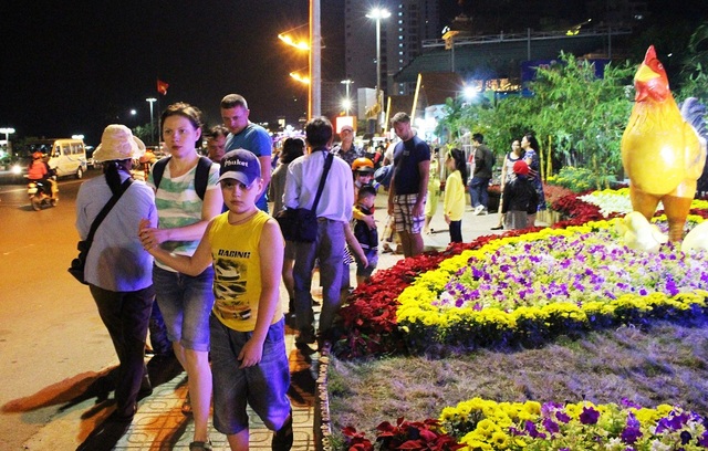 Nha Trang: Du khách nước ngoài hân hoan ra đường đón năm mới Đinh Dậu - 1 Du khách nước ngoài lưu trú tại Nha Trang hân hoan đổ ra đường đón năm mới Đinh Dậu cùng người dân địa phương, tối 30 Tết