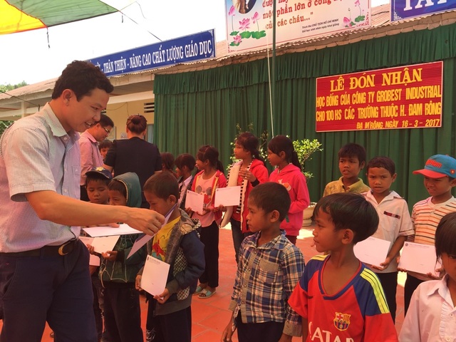 100 suất học bổng Grobest Việt Nam đến với học sinh nghèo Lâm Đồng - 2 Ông Nguyễn Quang Mạnh, Trưởng đại diện Công ty Grobest Việt Nam, khu vực Ninh Thuận - Bình Thuận trạo học bổng cho các em học sinh trường tiểu học xã Đạ M’Rông (Đam Rông)