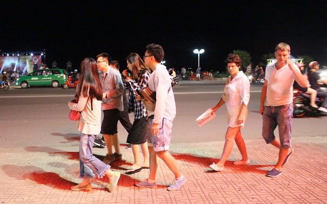Nha Trang: Du khách nước ngoài hân hoan ra đường đón năm mới Đinh Dậu - 6 Phố đi bộ ở phía Tây đường Trần Phú, Nha Trang nhộn nhịp du khách