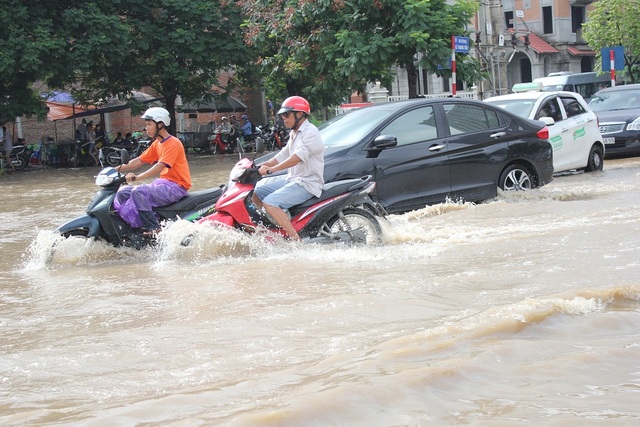 Đến khoảng 10h sáng ngày 13/7, nước vãn chưa có dấu hiệu rút.