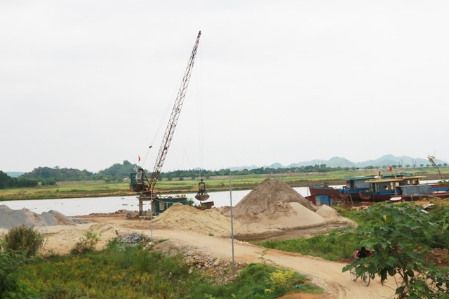 Ninh Bình: Đình chỉ hàng loạt bãi cát "lậu" sau phản ánh của Báo Dân trí - 1 Một mãi cát lậu tồn tại nhiều năm trên địa bàn xã Gia Trung, huyện Gia Viễn.