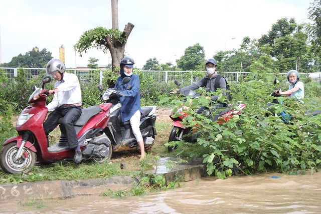 Nhiều người bất lực, chôn chân trên vỉa hè hàng tiếng đồng hồ