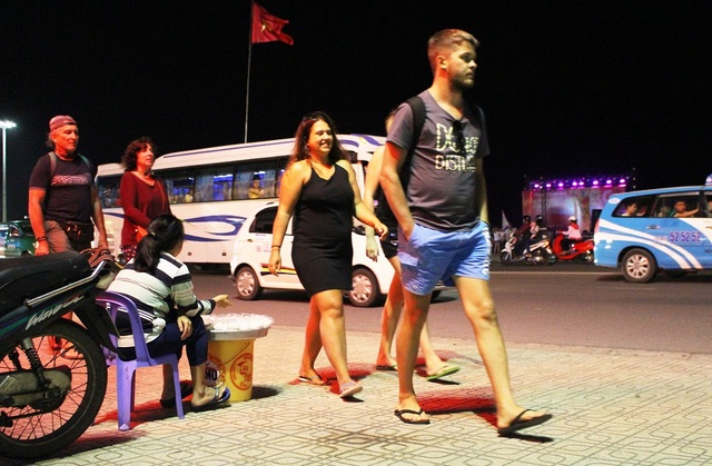 Nha Trang: Du khách nước ngoài hân hoan ra đường đón năm mới Đinh Dậu - 9 Năm nay, Nha Trang không bắn pháo hoa đón năm mới nên lượng phương tiện trên đường cũng thông thoáng hơn
