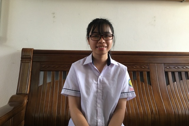 Nữ sinh thiếu cha, vắng mẹ giành điểm 10 môn Sử - 1 Ở trường, em Nguyễn Thị Ngần là một cô nữ sinh gương mẫu tiêu biểu