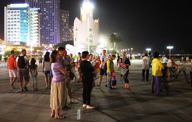 Nha Trang: Du khách nước ngoài hân hoan ra đường đón năm mới Đinh Dậu - 10 Quảng trường 2 tháng 4 Nha Trang có đông du khách nước ngoài xem chương trình ca múa nhạc chào năm mới Đinh Dậu