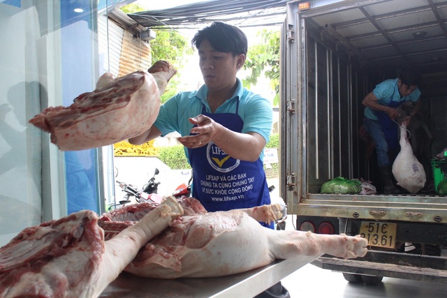 Tăng giá thịt heo giải cứu “gỡ gạc” cho người nuôi - 2 Lượng bán cao nhất là buổi sáng với khoảng 30 con, trưa 15 con và chiều là 5 con